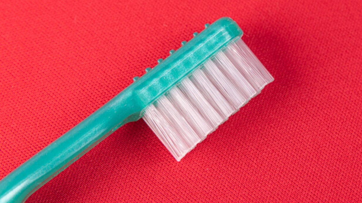 बड़े काम आएगा पुराना टूथब्रश, खराब समझकर फेंक देते हैं, तो जानिए कैसे कर सकते हैं इस्तेमाल?