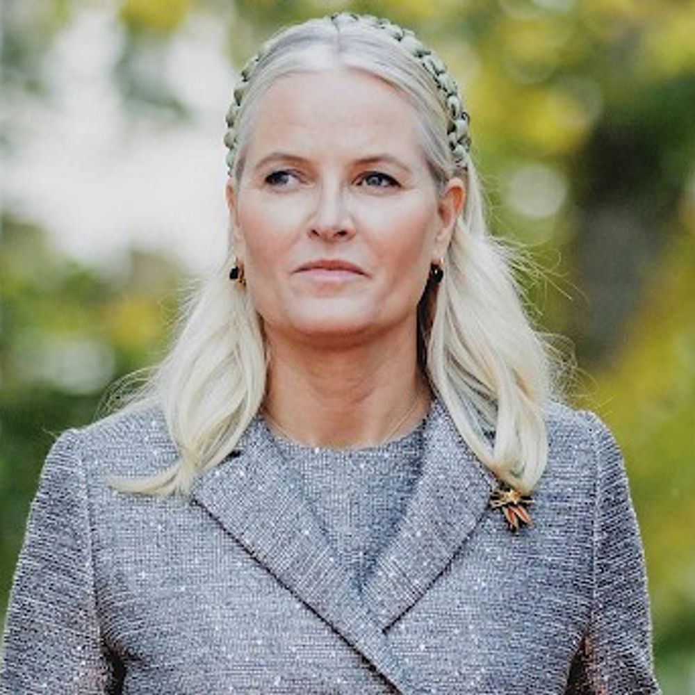 नॉर्वे की क्राउन प्रिंसेस ने यौन अपराधी को स्वीटहार्ट कहा:एपस्टीन फाइल्स में 1000 बार नाम आया; बेटा बलात्कार समेत 38 मामलों में आरोपी