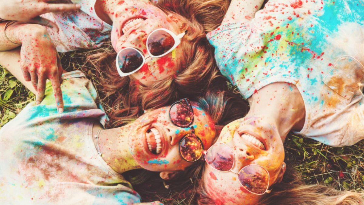 Hair Care Tips For Holi 2026: होली के मौके पर इस तरह करें बालों की देखभाल, बालों पर नहीं चढ़ेगा रंग