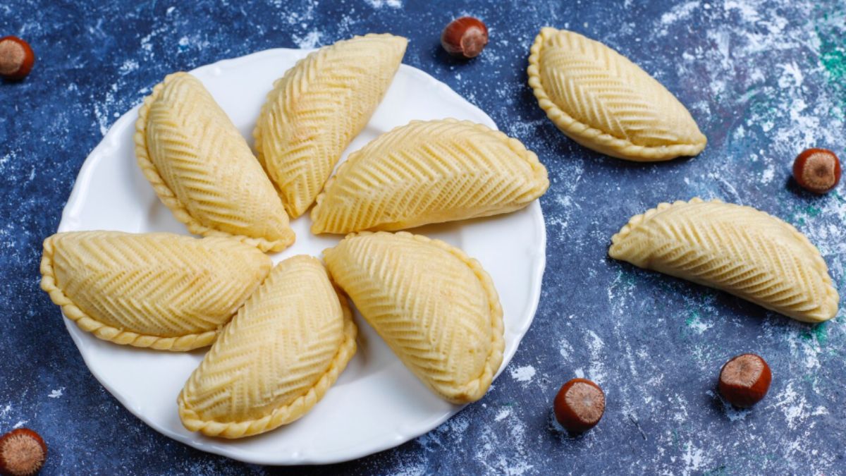 बिना सांचे के भी बनेगा शानदार गुजिया, बस ट्राई करके देखें ये तरीका