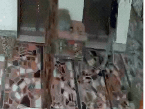 प्रतापगढ़ में मंदिर का दानपात्र चोरी:सीसीटीवी फुटेज में युवक पेटी उठाकर ले जाता दिखा, पुलिस पहचान कराने में जुटी