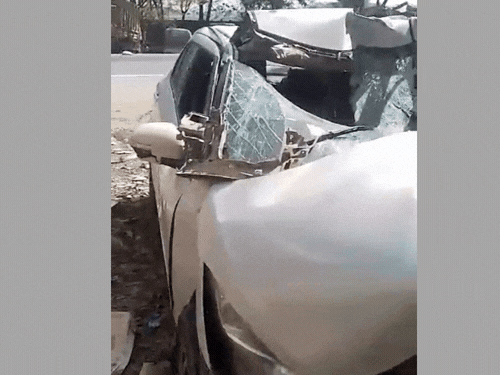 आगरा बल्केश्वर के परिवार का एक्सीडेंट, 2 बच्चों की मौत:हाथरस में कार में ट्रैक्टर ने मारी टक्कर, जन्मदिन पार्टी से लौट रहे थे