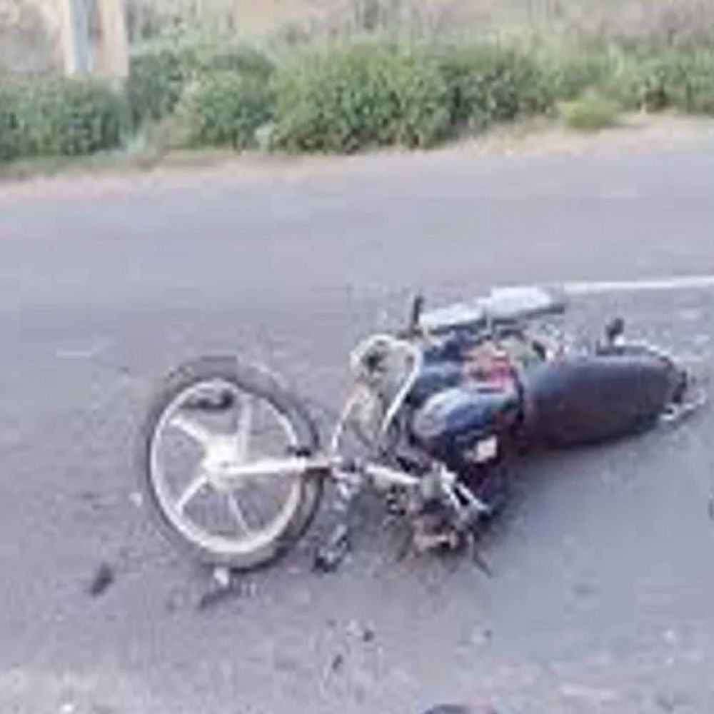 दोस्त को छोड़कर घर जा रहे भाईयों का हादसा:तेज रफ्तार वाहन ने किया हिट, एक की हुई मौत, जबकि दूसरा गंभीर