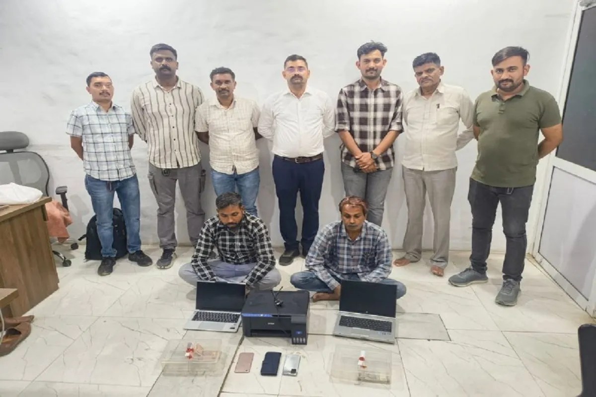 Vadodara: नकली नोटों के साथ दो गिरफ्तार, लैपटॉप व कलर ज़ेरॉक्स का करते थे उपयोग