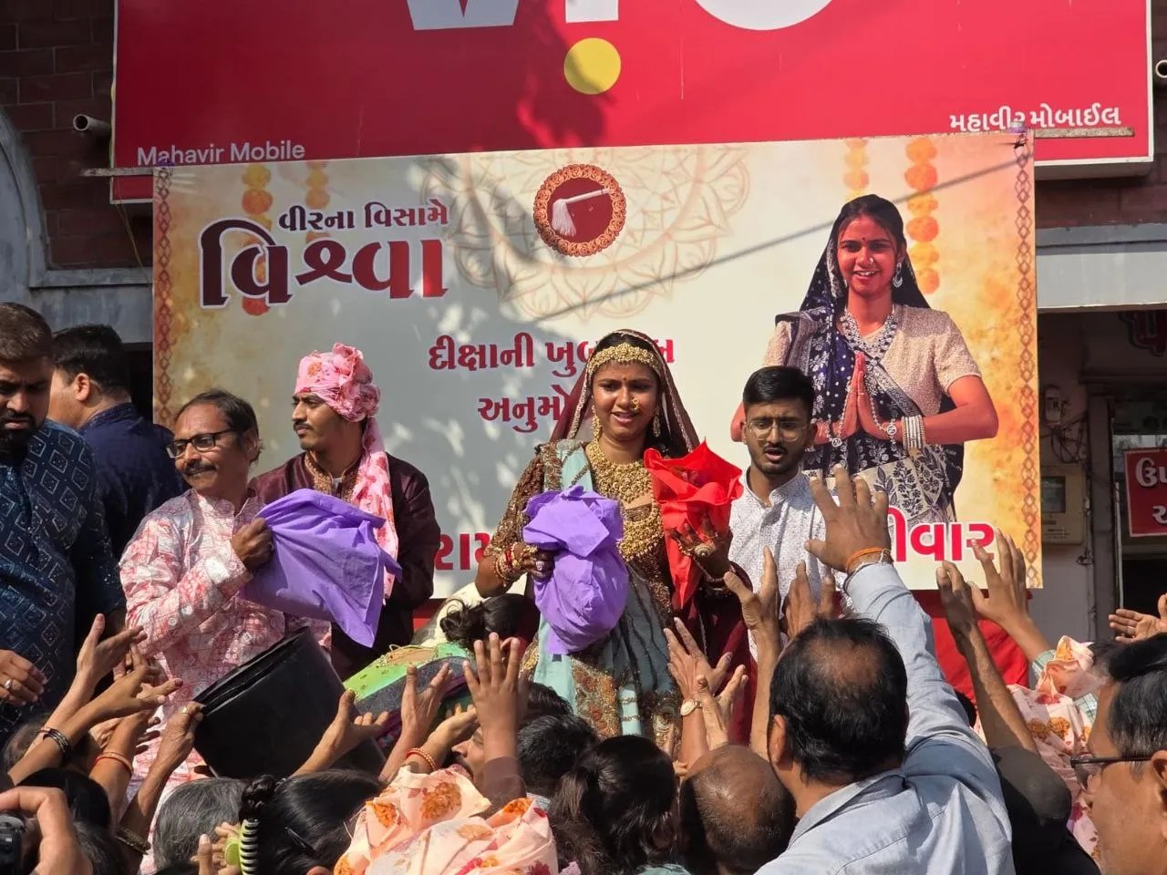 साधन सम्पन्न परिवार की इंजीनियर पुत्री विश्वा ने किया वर्षीदान, कल लेंगी दीक्षा