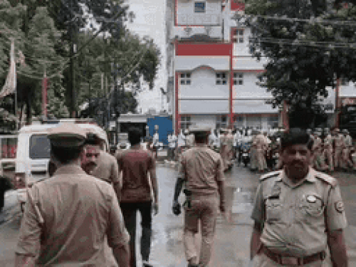 रिटायर्ड सीबीसीआईडी दरोगा की सिर कूंचकर हत्या:प्रयागराज में घर के भीतर मिली खून से लथपथ लाश, माथे पर ताबड़तोड़ वारकर मौत के घाट उतारा