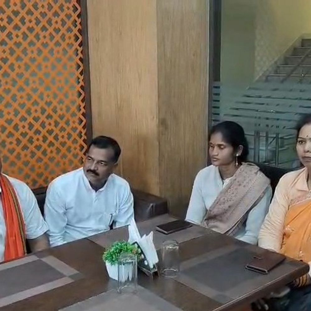 औरंगाबाद में मुखिया की गिरफ्तारी का विरोध:संघ अध्यक्ष बोले- गलत काम का विरोध करने पर जेई ने फंसाया, बालू की जगह डस्ट से कराया ढ़लाई