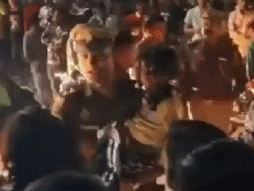 10 मिनट मासूम को सीने से चिपकाए रहे चौकी इंचार्ज:प्रयागराज में महिला की मौत के बाद बवाल के बीच दिखा पुलिस का मानवीय चेहरा