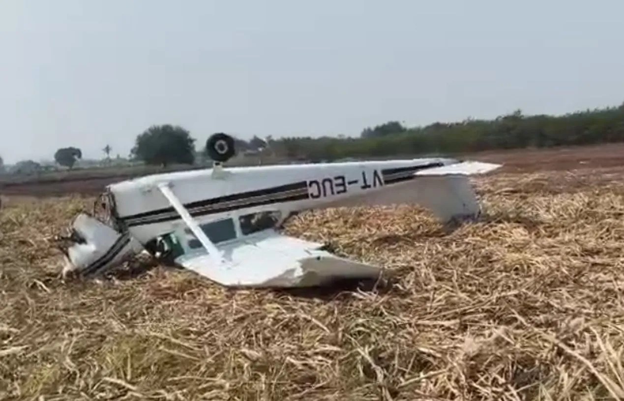 विजयपुर में निजी प्रशिक्षण विमान दुर्घटनाग्रस्त, दो पायलट घायल