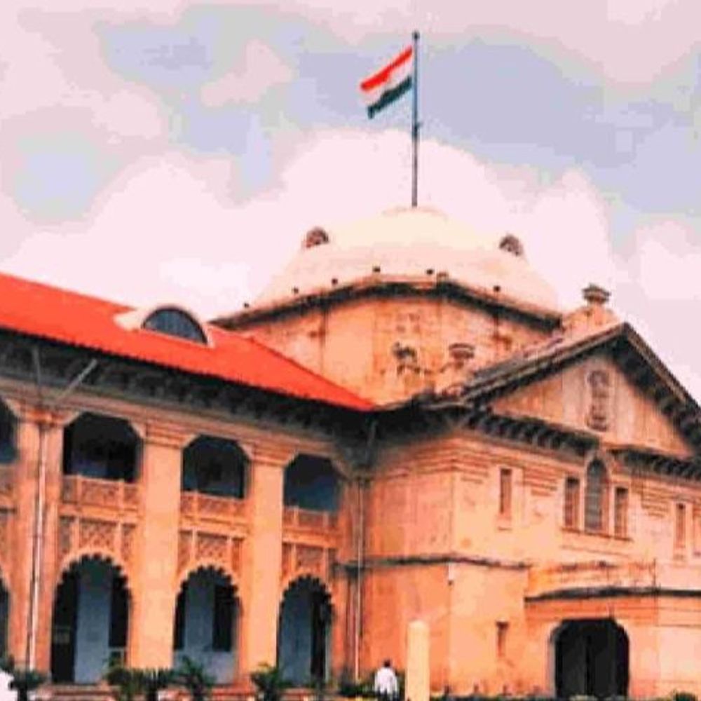 डिप्टी सीएम बृजेश पाठक को वकीलों ने सौंपा ज्ञापन:इलाहाबद हाईकोर्ट के वकीलों ने नया अस्पताल बनाने की मांग की