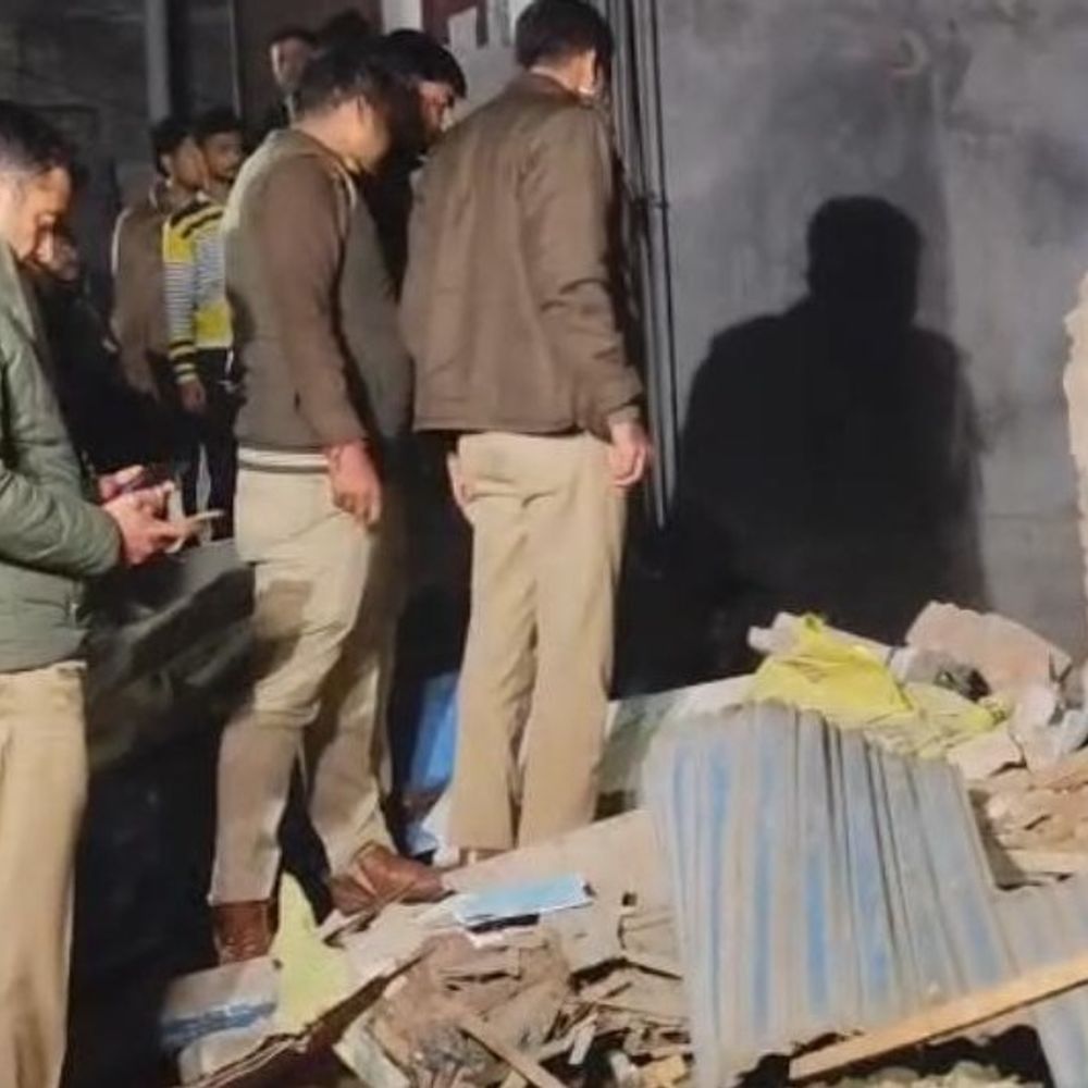 प्रयागराज में निमार्णधीन मकान गिरा, तीन मजदूर दबे:बेसमेंट खोदाई के दौरान हादसा, मलबे से निकाले गए मजदूर अस्पताल में भर्ती