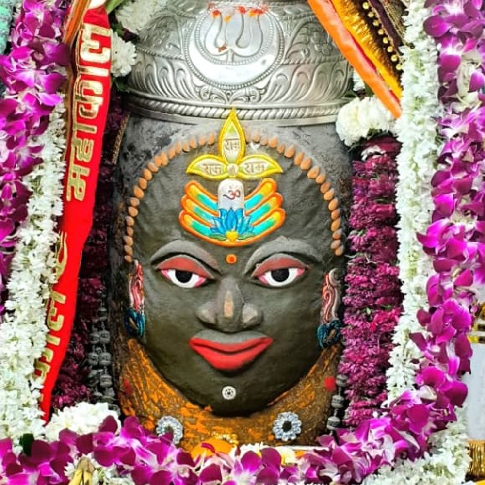 शुक्रवार भस्म आरती दर्शन:बाबा महाकाल का रजत चंद्र, त्रिशूल, मुकुट और आभूषण अर्पित कर श्रृंगार