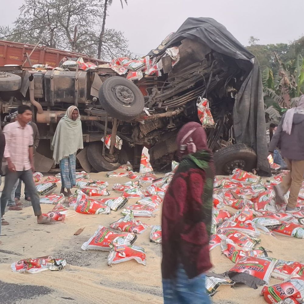 भागलपुर में 2 लोडेड ट्रकों की आमने-सामने:दोनों ड्राइवर की मौके पर मौत, स्टीयरिंग में फंसी बॉडी; हादसे के बाद NH-31 पर 10KM तक जाम