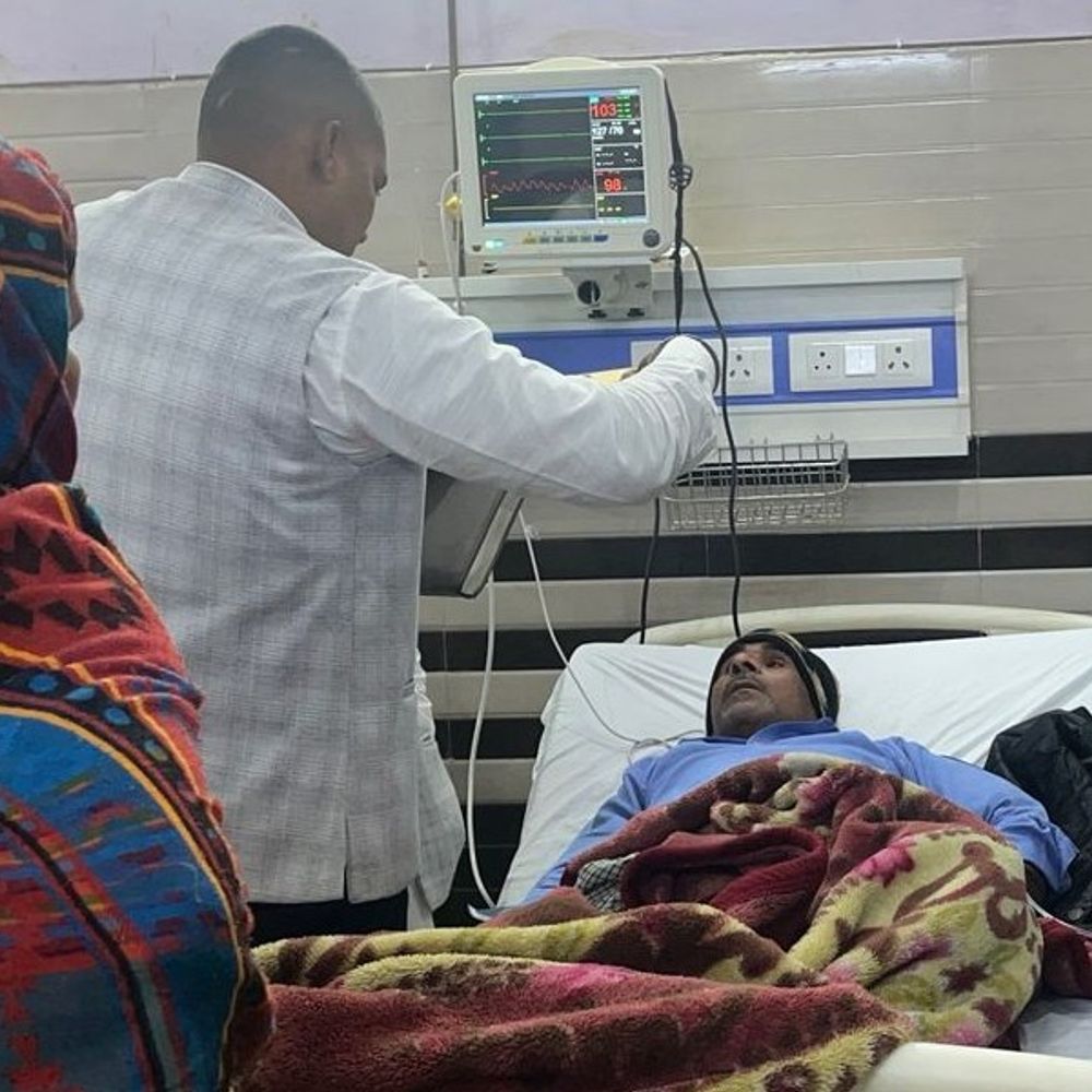 गड्ढे में गिर कर व्यक्ति का पैर टूटा,icu में भर्ती:नगर निगम पर फूटा गुस्सा, लोग बोले-जेई और एई जिम्मेदार