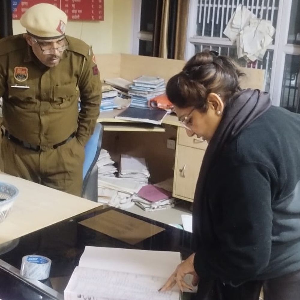 झज्जर पुलिस ने ढ़ाबा संचालकों को थमाए नोटिस:सड़क दुर्घटनाओं पर लगाम लगाने को लेकर की कार्रवाई, अवैध पार्किंग पर पुलिस सख्त