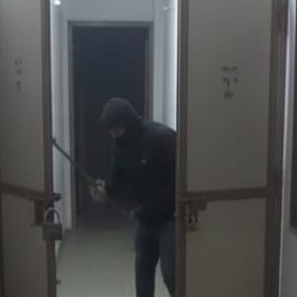 खरखौदा कन्या महाविद्यालय में 2.34 लाख की चोरी:दीवार फांदकर कर आए चोर; कमरों के ताले तोड़े, चौकीदारों ने देखा भागते हुए आरोपी