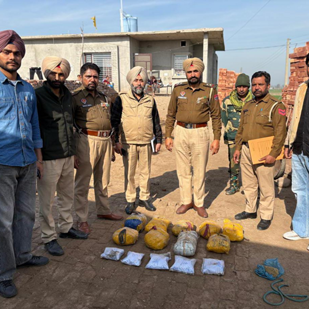 भारत-पाक सीमा के पास घोगा गांव में बड़ी कार्रवाई:घर से 125 करोड़ की हेरोइन और हथियार बरामद