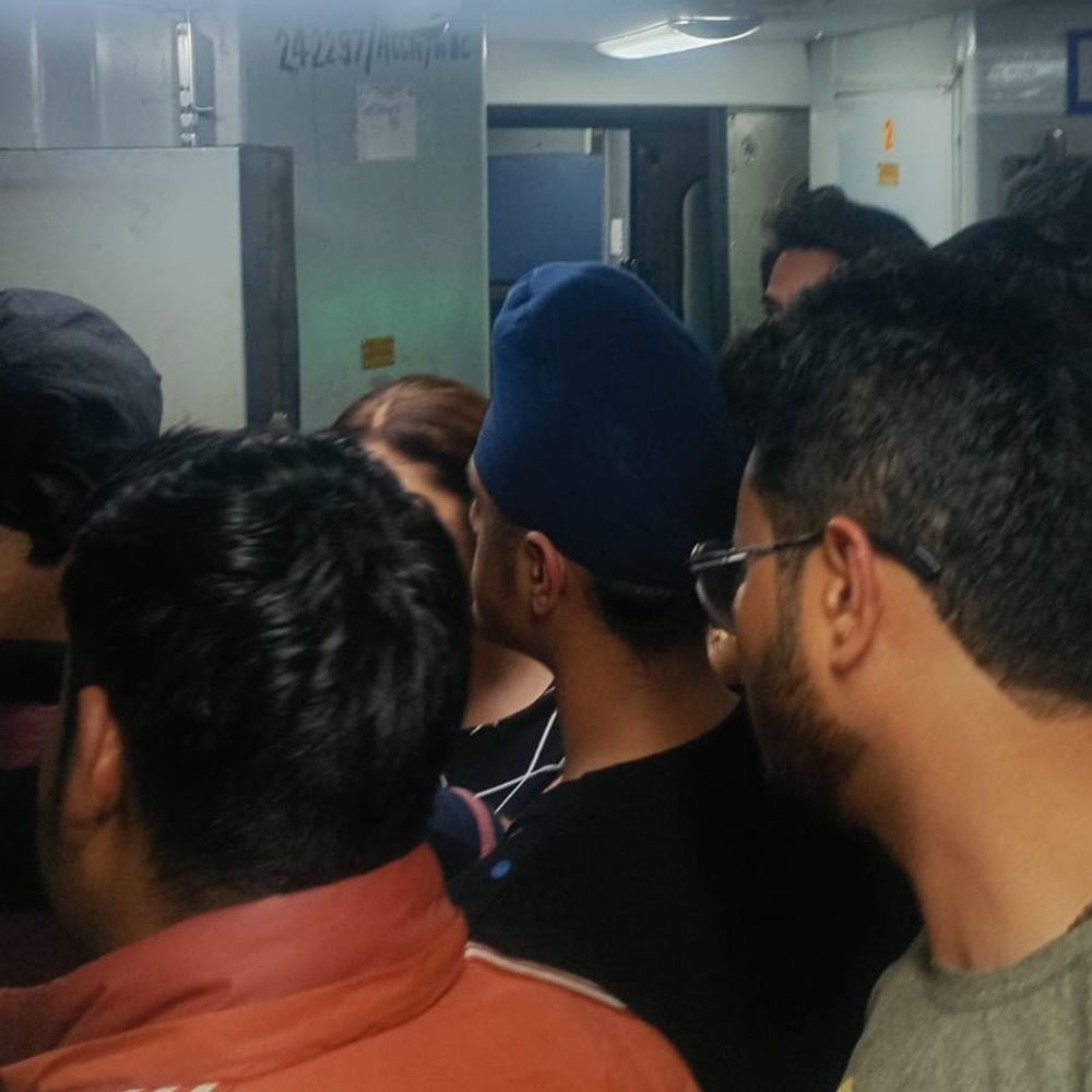 भोपाल एक्सप्रेस में चूहा जलने से आग का अलार्म:पटरी पर उतरे यात्री; मालगाड़ी की सूचना के बीच अचानक चली ट्रेन; स्टेशन पर हंगामा