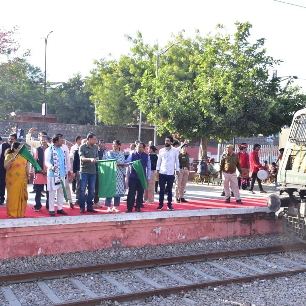 निःशुल्क वरिष्ठ नागरिक तीर्थ-यात्रा ट्रेन को सांसद ने किया रवाना:रामेश्वरम–मदुरै के लिए विशेष ट्रेन को दिखाई हरी झंडी