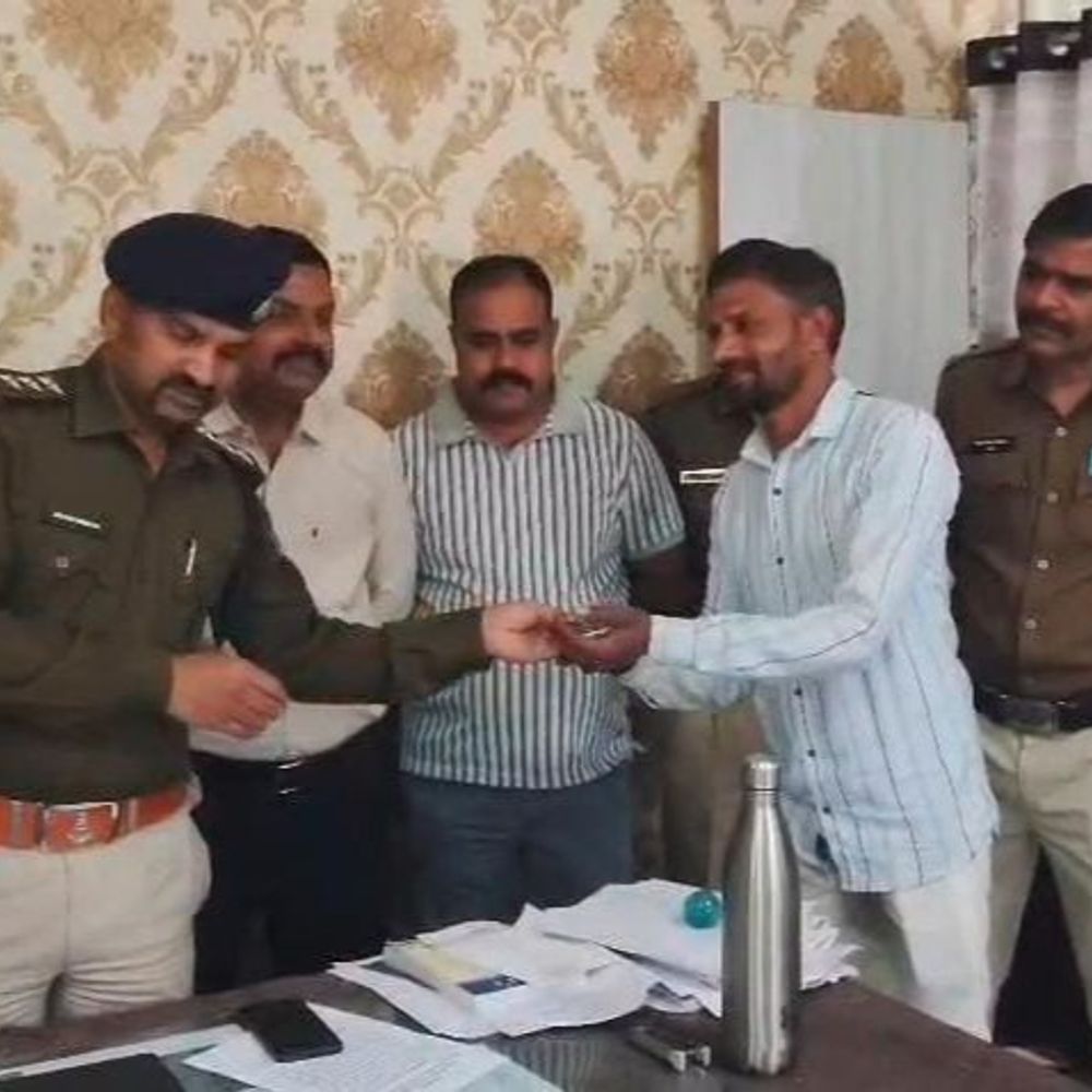 पुलिस ने गुम मोबाइल ढूंढकर मालिक को लौटाए:रतलाम और राजस्थान के बांसवाड़ा से बरामद किए; CEIR पोर्टल की मदद ली
