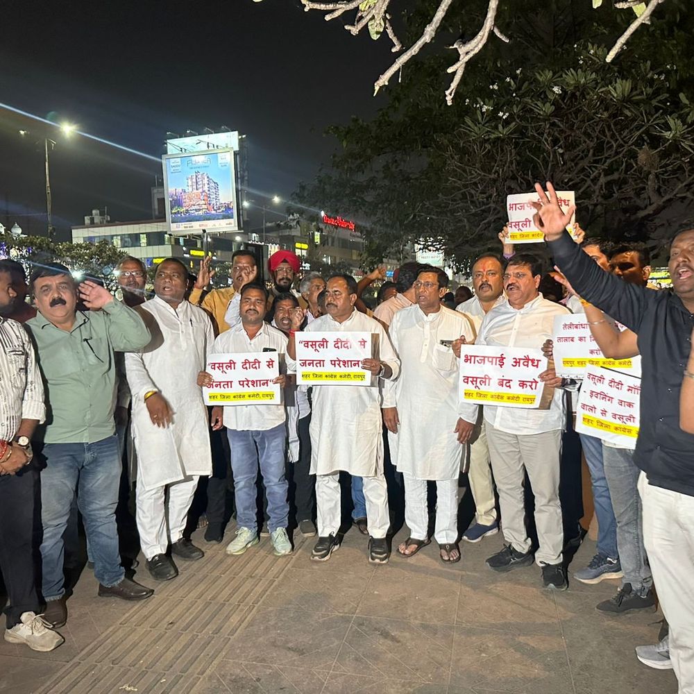 तेलीबांधा में पार्किंग शुल्क के खिलाफ कांग्रेस का प्रदर्शन:महापौर को कहा ‘वसूली दीदी’; बिना सुविधा शुल्क वसूली का आरोप