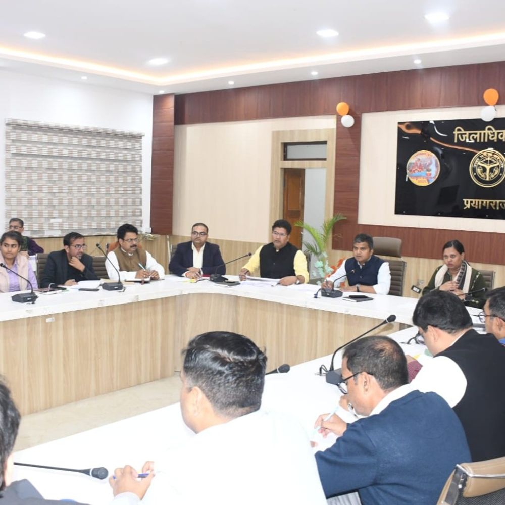 प्रयागराज सीएम डैशबोर्ड समीक्षा बैठक में डीएम की सख्ती:15 मार्च तक फार्मर आईडी पूरी करने और 100% राजस्व वसूली के निर्देश