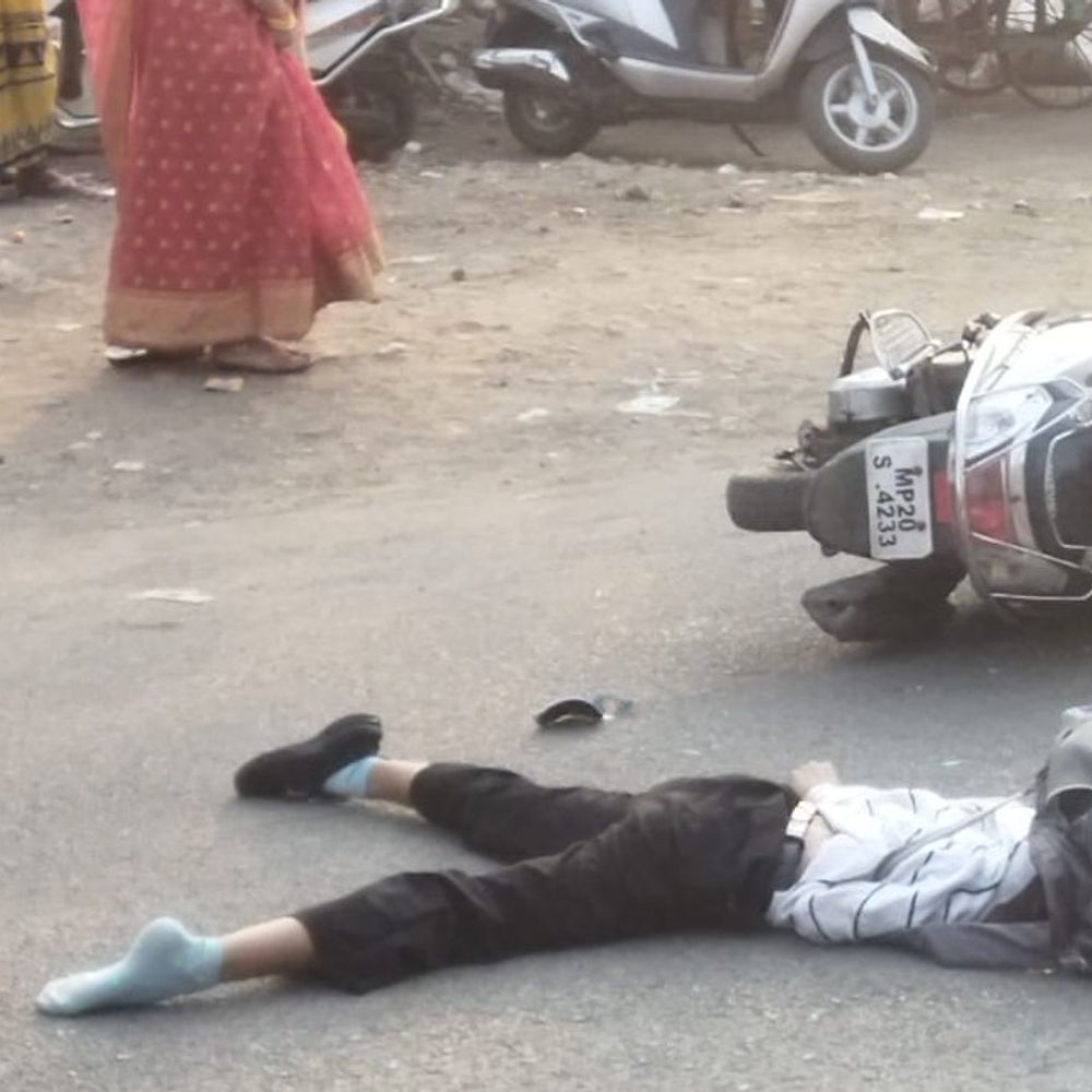 जबलपुर में ट्रक ने युवती को कुचला,धड़ से सिर अलग:शासकीय ITI के सामने हुई घटना, चालक हिरासत में