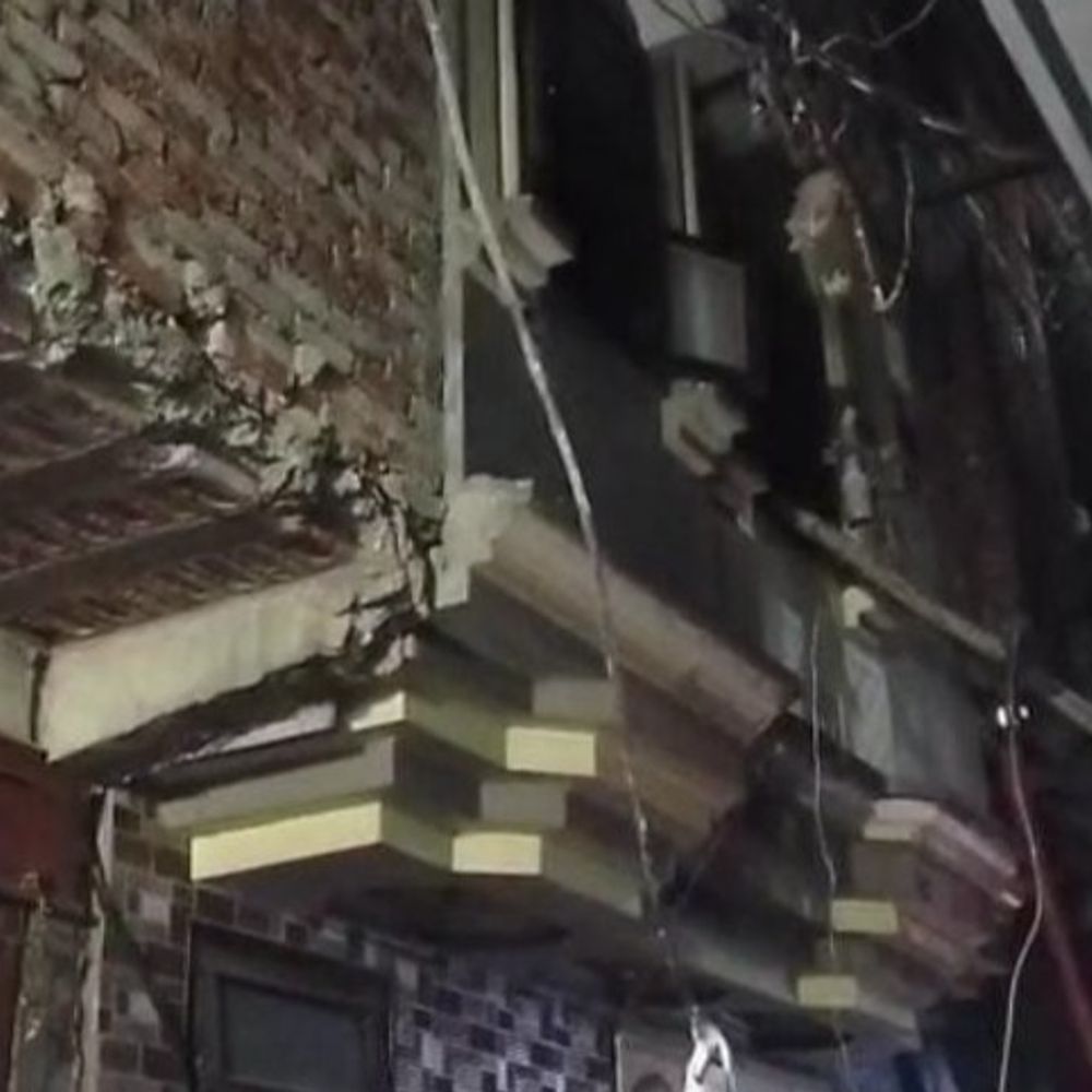 मेरठ किदवई नगर में लगी आग, 4 झुलसे, हालत गंभीर:पति नमाज पढ़ने गए थे, घर में बच्चों संग थी महिलाएं, अचानक लगी आग