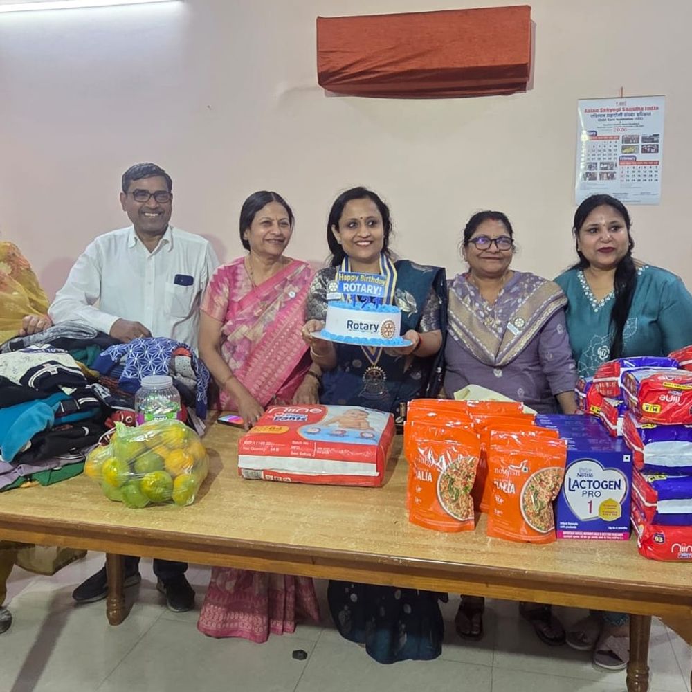 रोटरी डे पर बच्चों के बीच पहुंचे क्लब के सदस्य:गोरखपुर में केक काटकर बांटी खुशियां, गिफ्ट से खिले बच्चों के चेहरे