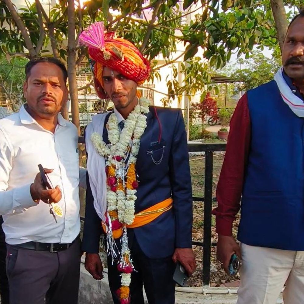 रतलाम में दूल्हे को घोड़ी से घसीटकर पीटा:’गांव का DJ क्यों नहीं बुलाया’ कहकर बारात पर हमला; मां को मारी तलवार