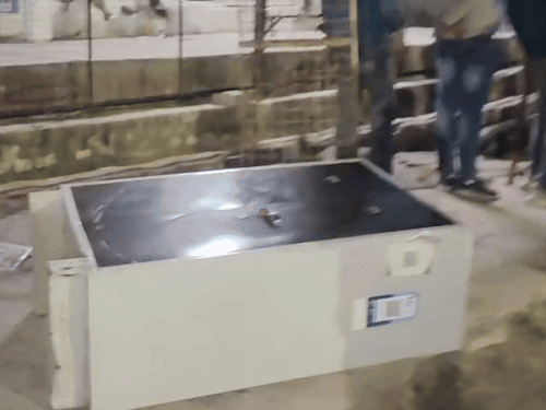 ज्वेलरी की दुकान में चोरी, अलमारी ले भागे चोर:मकान मालिक को किया बंद,गैस कटर से काटा शटर, गल्ले में रखे 13 हजार रुपए, 700 ग्राम चांदी भी हुई चोरी