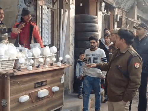 एसपी के तेवर से अतिक्रमण करने वालों में मचा हड़कंप:एसपी ट्रैफिक नगर निगम का अमला लेकर सड़क पर उतरे, कड़ी कार्रवाई के दिए संकेत