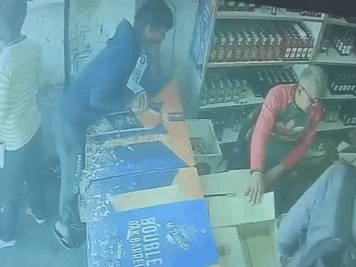 शराब ठेके में गल्ले से नाेट की गड्‌डी उठाकर पार,VIDEO:जैसे ही सेल्समेन पिछे मुड़ा चोर ने हाथ साफ कर लिया,बाकी स्टाफ खाना खा रहा था