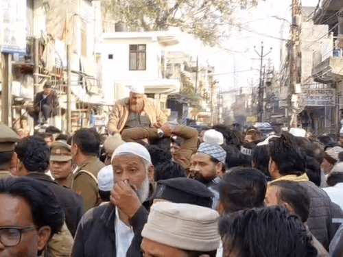 जैदीफार्म में असलम का शव रखकर परिजनों ने जाम लगाया:अफसरों को मौके पर बुलाने पर अड़े, भारी तनाव, कई थानों का फोर्स पहुंचा