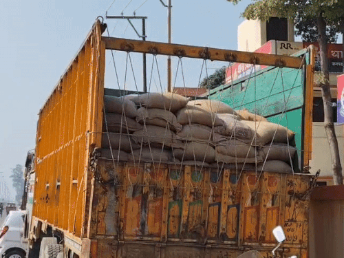 राशन लदी गाड़ी रात में पकड़ीं, दिन होते ही छोड़ी:आपूर्ति विभाग ने नहीं दर्ज कराई रिपोर्ट, पुलिस बोली- आपूर्ति विभाग ने रोकी थीं गाड़ियां