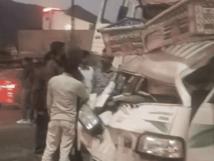 ट्रक ने लोडिंग टेम्पो को मारी टक्कर, ड्राइवर घायल:केबिन में कई देर फंसा रहा ड्राइवर, सुखेर थाना क्षेत्र का मामला