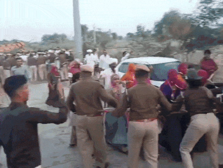 NH-25 पर किसान-महिलाओं और पुलिस के बीच धक्का मुक्की:आक्रोशित लोग बैठे टोल पर धरने पर; ट्रासमिशन लाइट लाइन मुआवजे की मांग