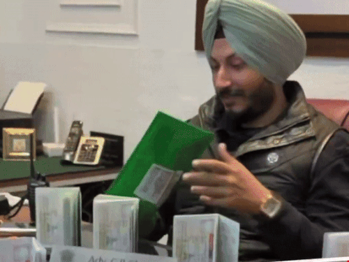 पंजाबी ‘वीजा किंग’ का कनाडा में लग्जरी शो-ऑफ:ढाई करोड़ की घड़ी, टेबल पर ढेर लगाकर वीजा रखे, VIDEO सामने आने पर बढ़ा विवाद