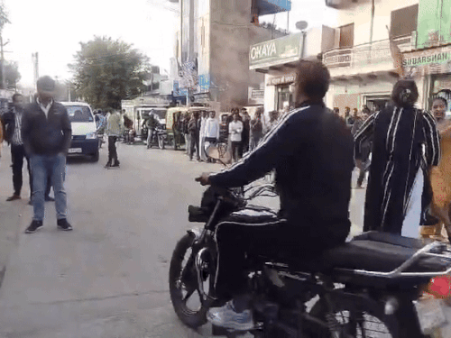 रेवाड़ी में किन्नरों के दो गुट में चले लाठी-डंडे:ईंट- पत्थर बरसाए, कई गाड़ियों को नुकसान, चौकी के बाहर किया हंगामा