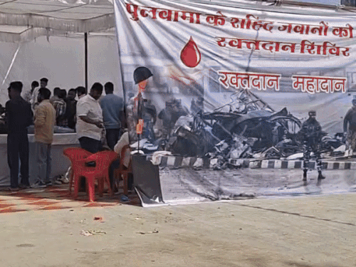 पुलवामा शहीदों की याद में कई जगह लगे रक्तदान शिविर:शहीद हेमराज मीणा के गांव में ऊर्जा मंत्री ने अर्पित की श्रद्धांजलि