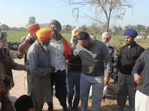 कनाडा में मारे गए युवक का शव एक-महीने बाद अमृतसर-पहुंचा:रोते-बिलखते परिजनों ने दी अंतिम विदाई, इंसाफ की लगाई गुहार