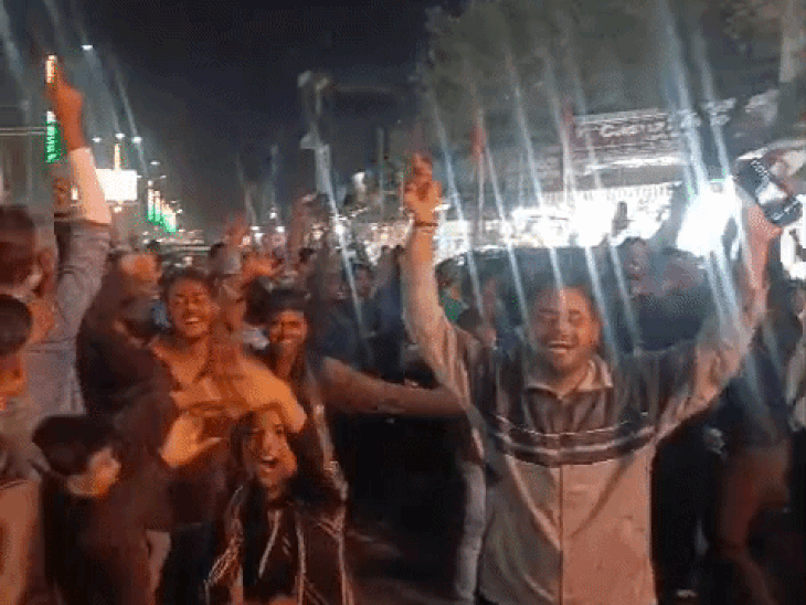 आगरा में टीम इंडिया की जीत का जश्न:इंडिया जिंदाबाद के नारे लगाए, सड़कों पर डांस किया, आतिशबाजी और मिठाइयों का वितरण किया