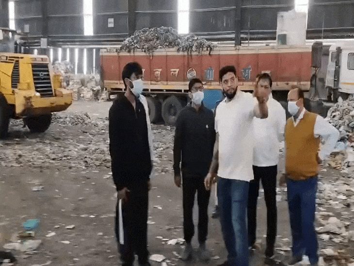 इंदौर में निगम आयुक्त पहुंचे ट्रेंचिंग ग्राउंड:धीमे काम को लेकर एजेंसी को लगाई फटकार, जानकारी भी ली