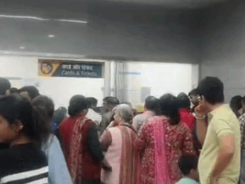 मेरठ मेट्रो का द्वार खुलते ही लगी शहरवासियों की कतार:मेट्रो में बैठने वाले लोगों ने कहा याद रहेगा ये सफर, युथ ने बनाई खूब रील्स