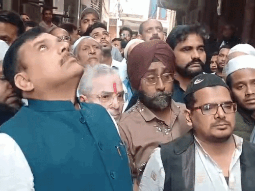 परिजनों को सांत्वना देने पहुंचे आप सांसद संजय सिंह:बोले- सकरी गलियों में आग से निपटने के हो पर्याप्त इंतजाम, दिन भर रहा तांता