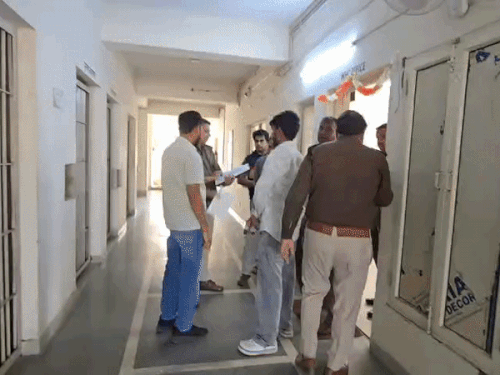 नारनौल में अवैध खनन का विरोध करना पड़ा भारी:सरपंच प्रतिनिधि व एक युवक पर हमला, घर में घुसकर तोड़फोड़ का आरोप