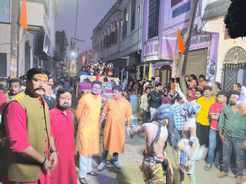 सलूम्बर में महाशिवरात्रि पर देर शाम निकली शिव बारात:महाकाल सेना मेवाड़ ने निकाली शोभायात्रा, अघोरी झांकियां और नासिक ढोल पार्टी ने बांधा समां