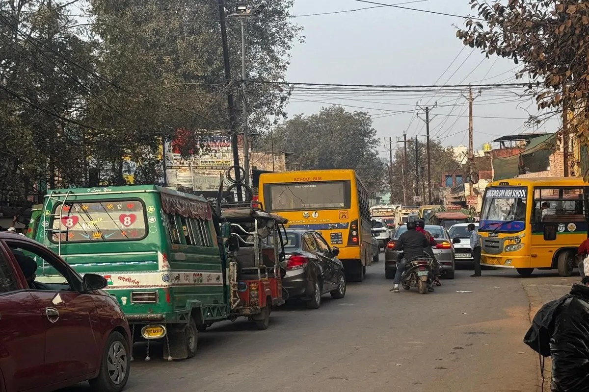5 मिनट का सफर 30 मिनट में, बदहाल सड़क और अतिक्रमण से हलकान लोग