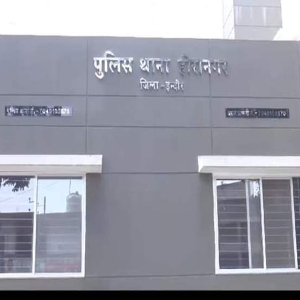 इंदौर में रोबोट के हाथ तोड़े, डिस्प्ले फोड़ी:ट्रैफिक मित्र पर हमला,कॉलेज प्रोफेसर ने कराई एफआईआर