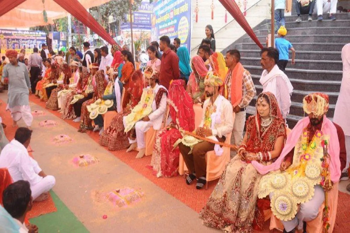 हिन्दू-सिख धर्म का संगम: एक ही मंडप में सजे आठ जोड़े